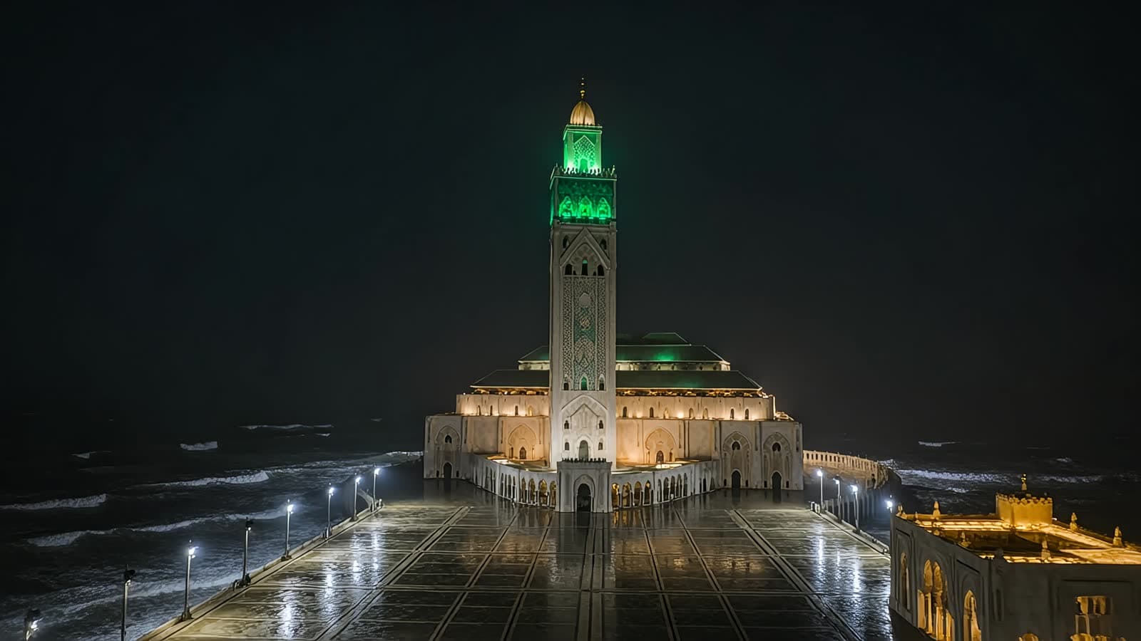 La mosquée Hassan II à Casablanca, de nuit, face à l’Atlantique